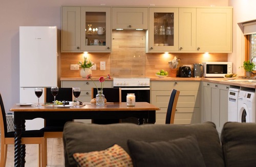 Kincraig Cottage | Suidhe Garden Cottage - a cottage that sleeps 6 guests in 3 bedrooms