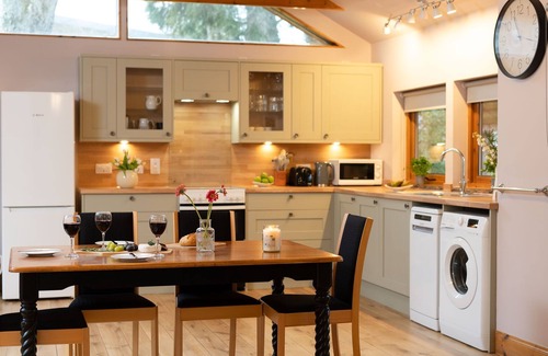 Kincraig Cottage | Suidhe Garden Cottage - a cottage that sleeps 6 guests in 3 bedrooms