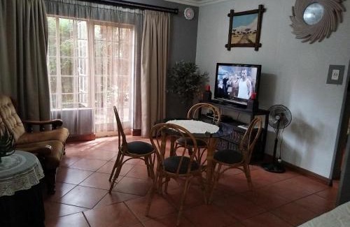 Roodeplaat Bed & Breakfast | Suikerbosrant Sleep and go