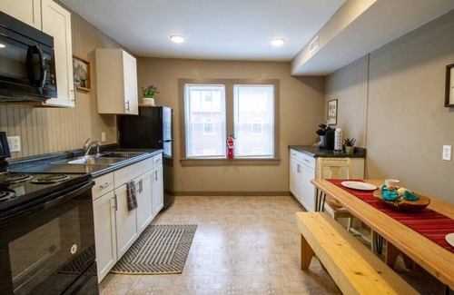 Hermann Hotel | Suite #3 - 2 Bed 1 Bath Suite at Suites on 3rd