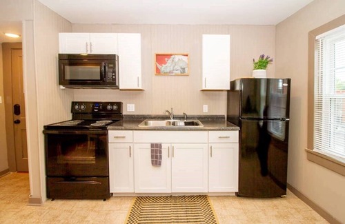 Hermann Hotel | Suite #3 - 2 Bed 1 Bath Suite at Suites on 3rd