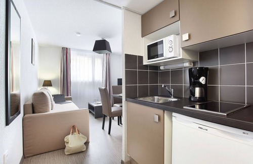 Les Chartreux Condo | Suite Climatisée. 200m du Métro. Wi-Fi GRATUIT