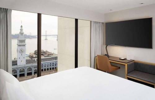Financial District Hotel | Suite + Connecting Room at a 4⭐️ Hotel