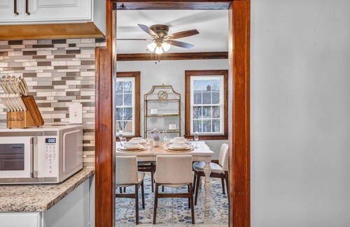Shaker Heights Apartment | Suite Dreams Cleveland 2BR Apt ·Second Floor· FREE Parking