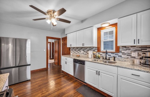Shaker Heights Apartment | Suite Dreams Cleveland 2BR Apt ·Second Floor· FREE Parking