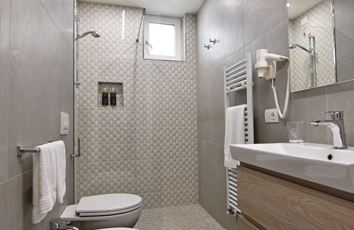 Cagnona Condo | Suite in brand new private building a few meters from the sea and the center.