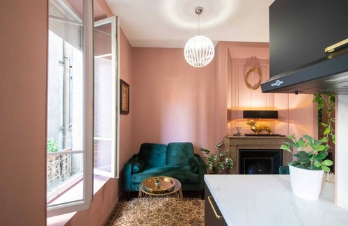 Republique - Tolstoi Apartment | Suite Jacuzzi, Chic et Romantique à 50 Mètres du Métro
