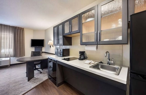 Warrenville Hotel | Suite Life in Naperville's Prime Location! W/Private Full Kitchen! Pets Allowed
