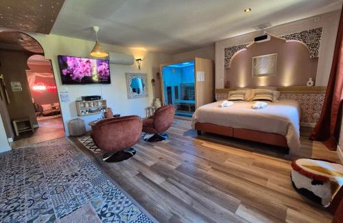 Serrieres Apartment | Suite Luxe Spa Balneo Sauna Hammam Projecteur
