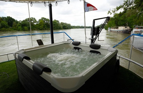 Avignon Boat Rental | Suite-Private Bathroom-River view