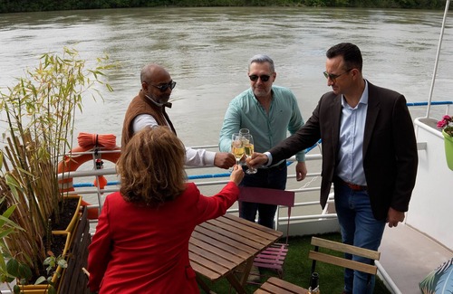 Avignon Boat Rental | Suite-Private Bathroom-River view