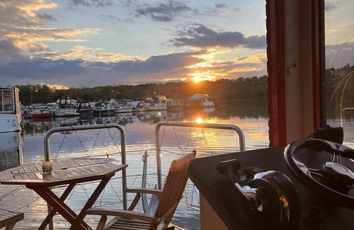 Guernes Boat Rental | Suite Scandinave : Cocon d'amour sur l'eau avec SAUNA (vue) (40' Paris)