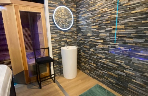 Steenvoorde House | Suite with jacuzzi and sauna