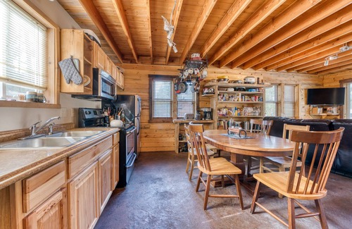 Sula House | Sula Mountain Retreat with Hot Tub and Fun-filled Shop