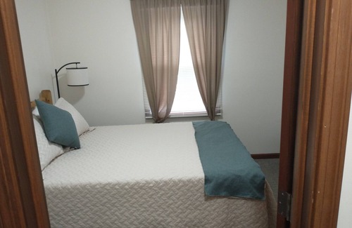 Uniontown Cabin | Summer access to pool and mini golf! Spacious lodge for groups, sleeps 12.