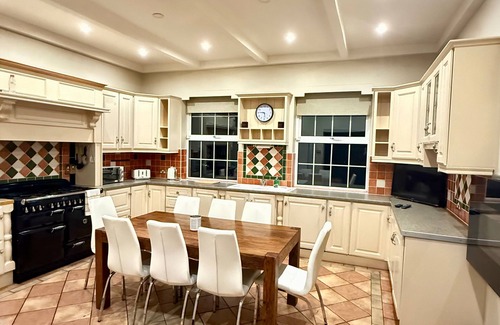 Holycross House | Summer Sale! Beakstown House Luxurious 5-bed Villa