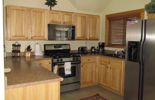 Weisshorn Apartment | Summer Spec ONLY 295 night 2 BR 2 BA, Hot Tub, Deck, 1/2 Mi Town, parking!