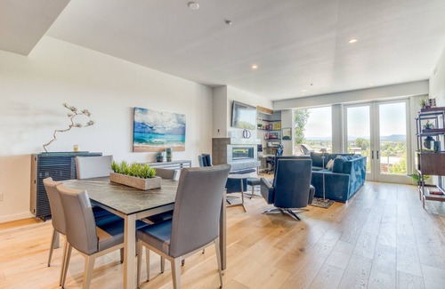 Southern Crossing Condo | *Summer Specials* Modern and Luxury Meet at The Atrium