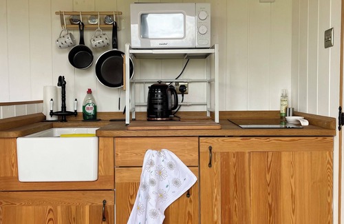 Hayling Island Cabin | 'Summer Time' at The Hut on a working farm by the South Coast
