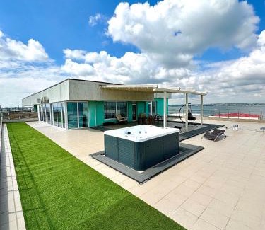 Constanta Apartment | Summerland-Mamaia Beautiful Penthouse
