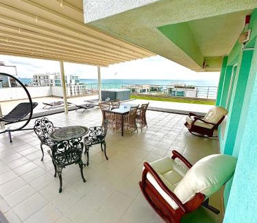 Constanta Apartment | Summerland-Mamaia Beautiful Penthouse