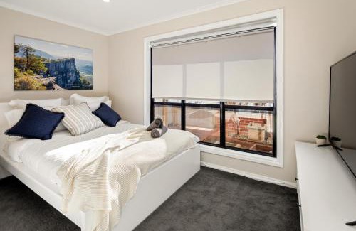 Delahey House | Summery 3BR Home by Mel Airport, CBD & Watergardens