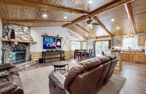 Summit Estates Cabin | Summit Estates Cabin | Private Hot Tub & Game Room | Walk 5 Minutes to Ski Lift