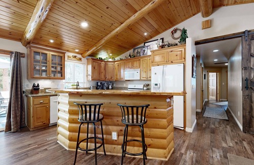 Summit Estates Cabin | Summit Estates Cabin | Private Hot Tub & Game Room | Walk 5 Minutes to Ski Lift