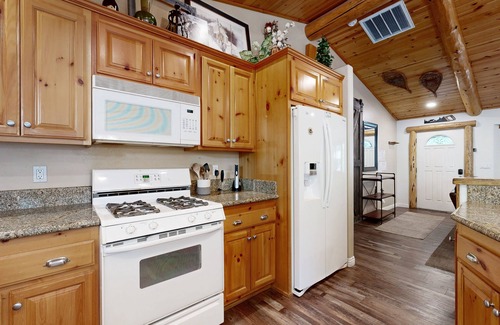 Summit Estates Cabin | Summit Estates Cabin | Private Hot Tub & Game Room | Walk 5 Minutes to Ski Lift