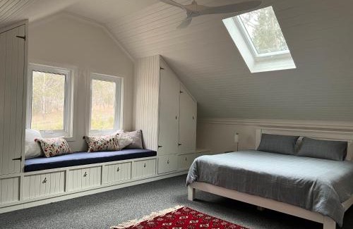 Armidale House | Summit House Armidale - 2 or 4 Bedrooms