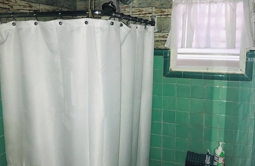 Eleanor Roosevelt Apartment | Sun 311 Roosevelt Downtown local-urban humble area 1-bedroom apartment with AC