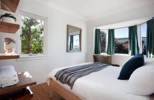 North Bondi Apartment | Sun-filled North Bondi Apartment moments to beach