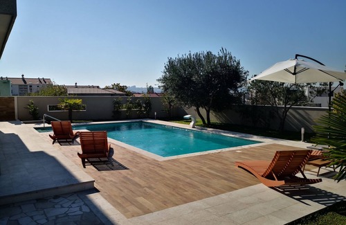 Klis Villa | Sun gardens luxury apartment with xxl heated pool