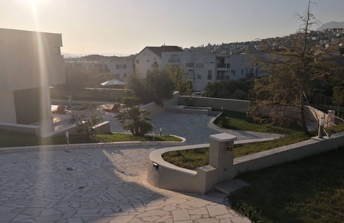 Klis Villa | Sun gardens luxury apartment with xxl heated pool