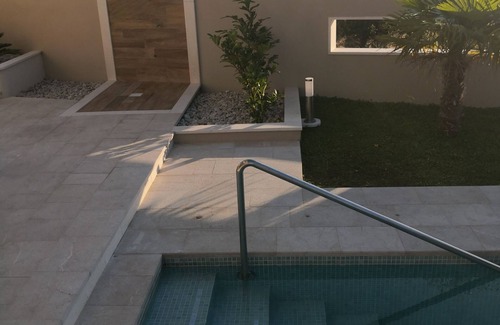 Klis Villa | Sun gardens luxury apartment with xxl heated pool
