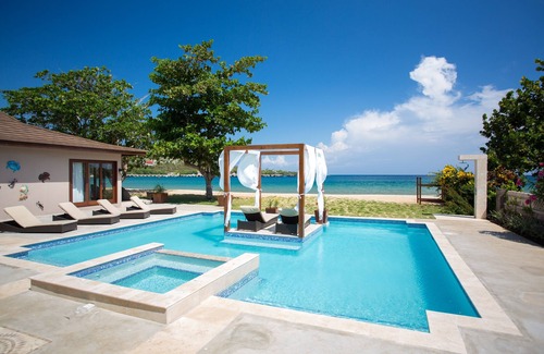 Rio Bueno Villa | Sun Kissed Villa - 6 Bedroom, sleeps 14, on the beach.