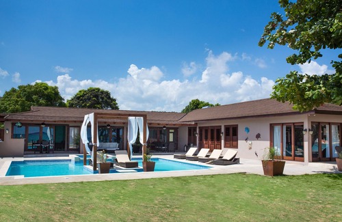Rio Bueno Villa | Sun Kissed Villa - 6 Bedroom, sleeps 14, on the beach.