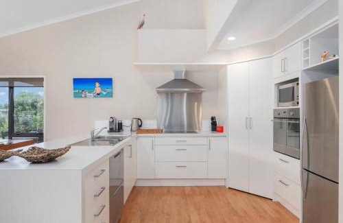 Whitianga House | Sun Seekers Lookout - Whitianga Holiday Home