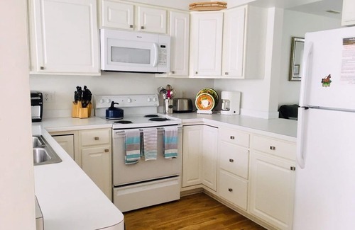 Chincoteague House | Sun Singer - 2BR townhome, Waterview shared pier,deck -Pet friendly NO LINENS