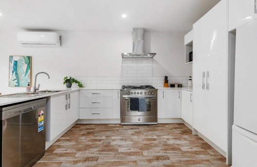 Torbay House | Sun-Soaked Holiday Home Close to Beach