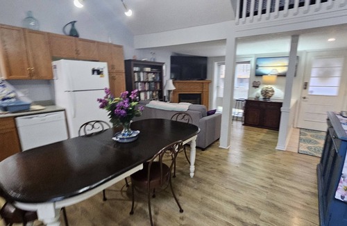 Port Stanley Cottage | Sun Valley Beach Fenced YARD Home by Lake Erie. Pets ok Wifi, Fireplace,BBQ, A/C