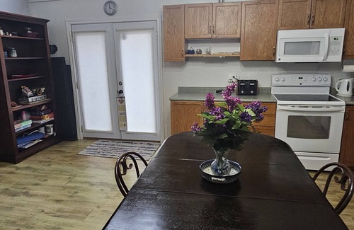 Port Stanley Cottage | Sun Valley Beach Fenced YARD Home by Lake Erie. Pets ok Wifi, Fireplace,BBQ, A/C