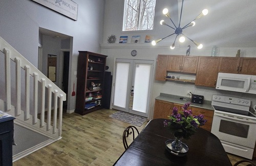 Port Stanley Cottage | Sun Valley Beach Fenced YARD Home by Lake Erie. Pets ok Wifi, Fireplace,BBQ, A/C