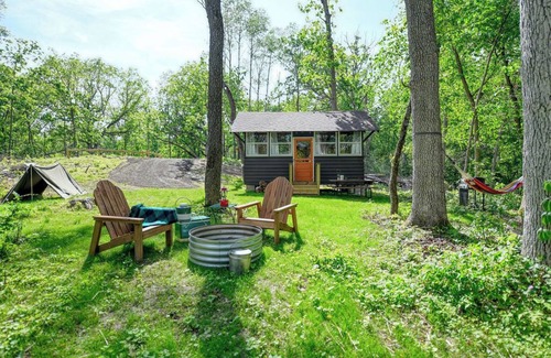 East Troy Cabin | Sun View - Antique Scout Cabin Suite