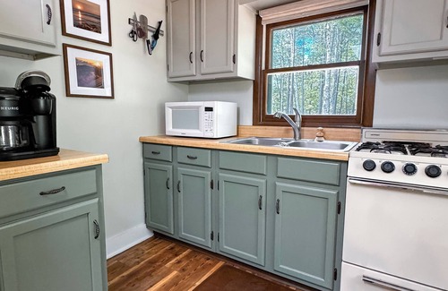 Big Bay House | Sunbeam Cottage - charming 2-bed lakefront house minutes from Big Bay