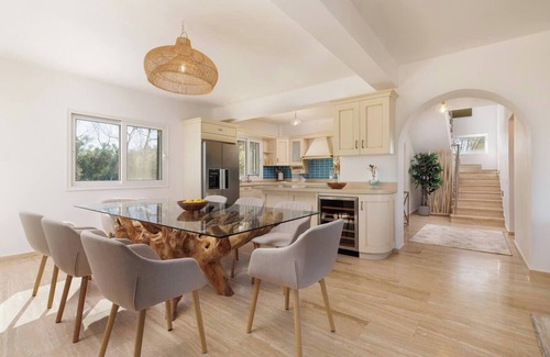 Molos Villa | SunBreeze-Beachfront Luxury Villa 5 Bed/4 bath- Sleeps 10