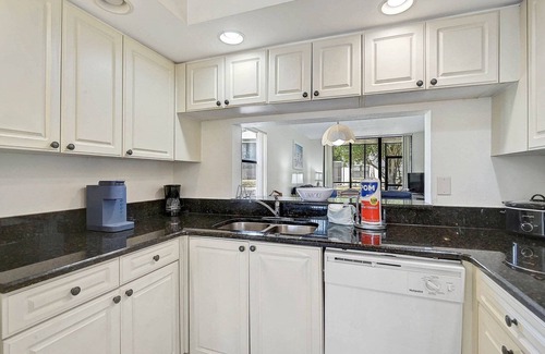 South Bradenton Condo | Suncoast Retreat - Updated Ground-Floor Condo Near IMG, Pools, Hot Tubs, Tennis, BBQ, and Beaches!