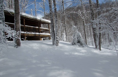 Hot Springs Cabin | Sundance Pet friendly log cabin with hot tub wifi gas grill waterfall hiking
