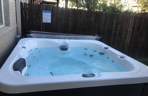 Fort Worth Condo | Sunflower Casa with Hot tub