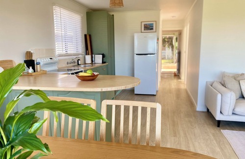 Bremer House | Sunflower Cottage - Stunning Lake Views! Bottle of wine included